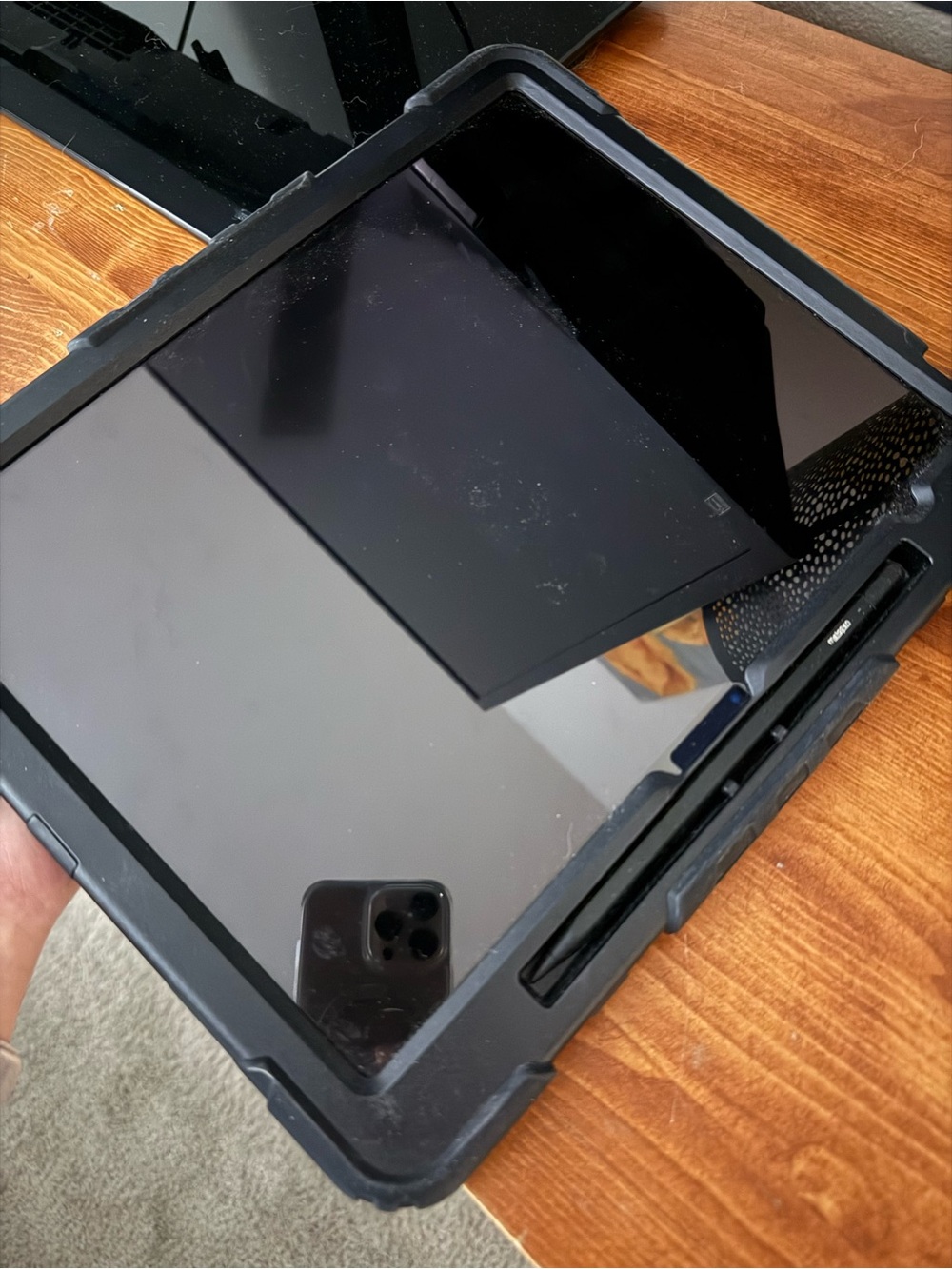 Tablet with Purple Gradient Lock Screen - Picture 3 of 5